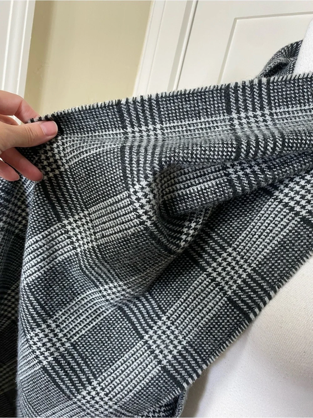 Banana Republic Black White Houndstooth Plaid Fringe Fall Winter Scarf - Unisex